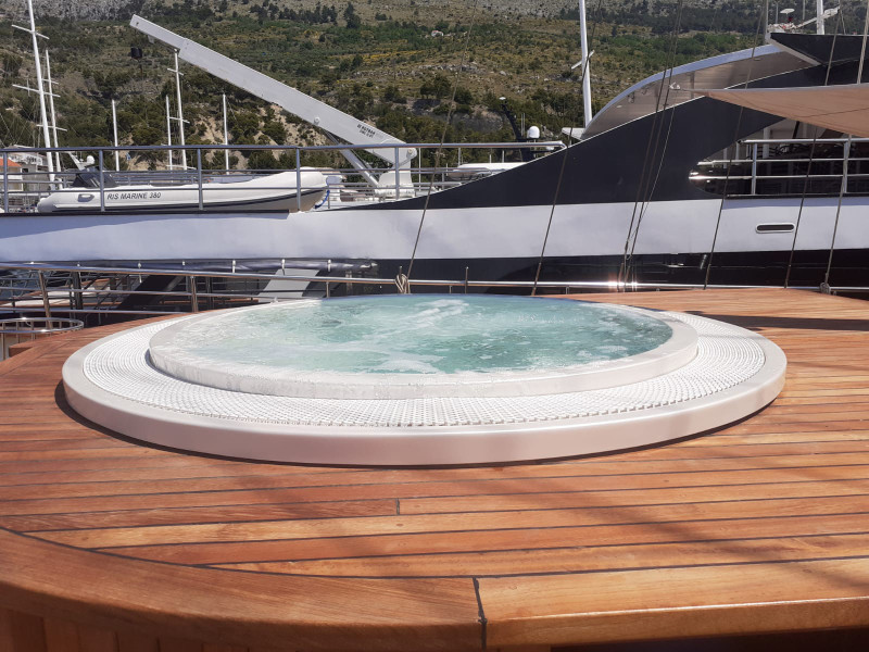 Canadian Spa Jacuzzi na brodu sa strojarnicom ispod