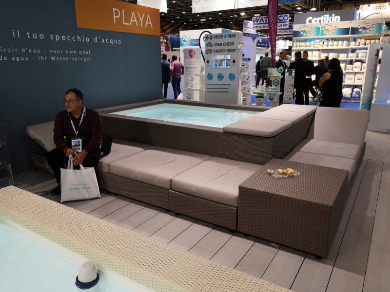 Laghetto Playa with lounge coushins