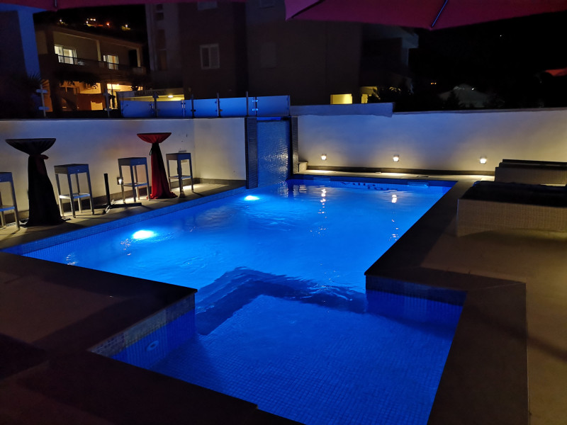 Bazen Makarska Villa Inis noć