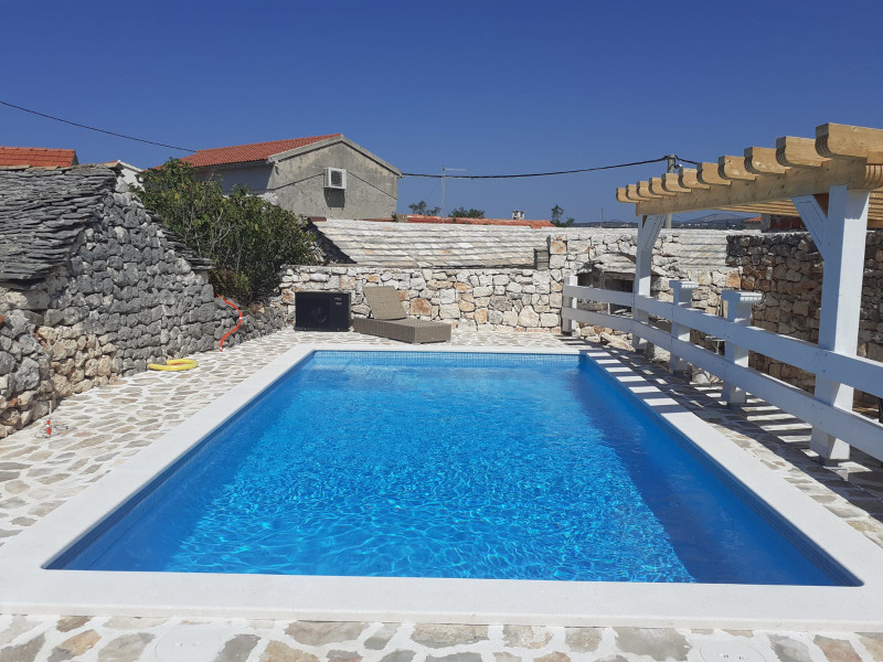 Hvar mali bazen uz kamenu kuću