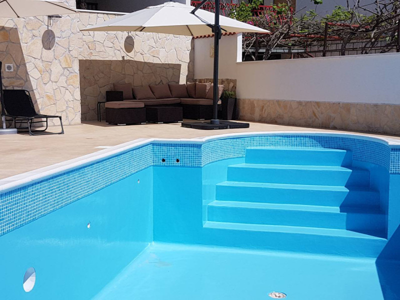 Rimske stepenice u bazenu epoxy i red pločica