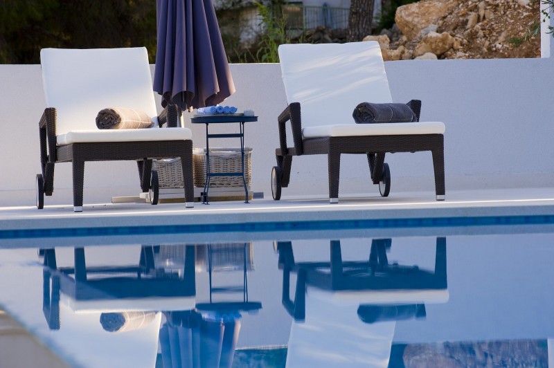 Stolice uz bazen