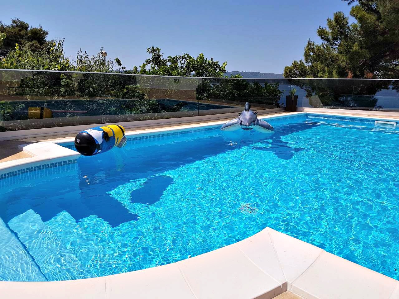 Betonski bazen s rimskim stepenicama i rekvizitama Minion