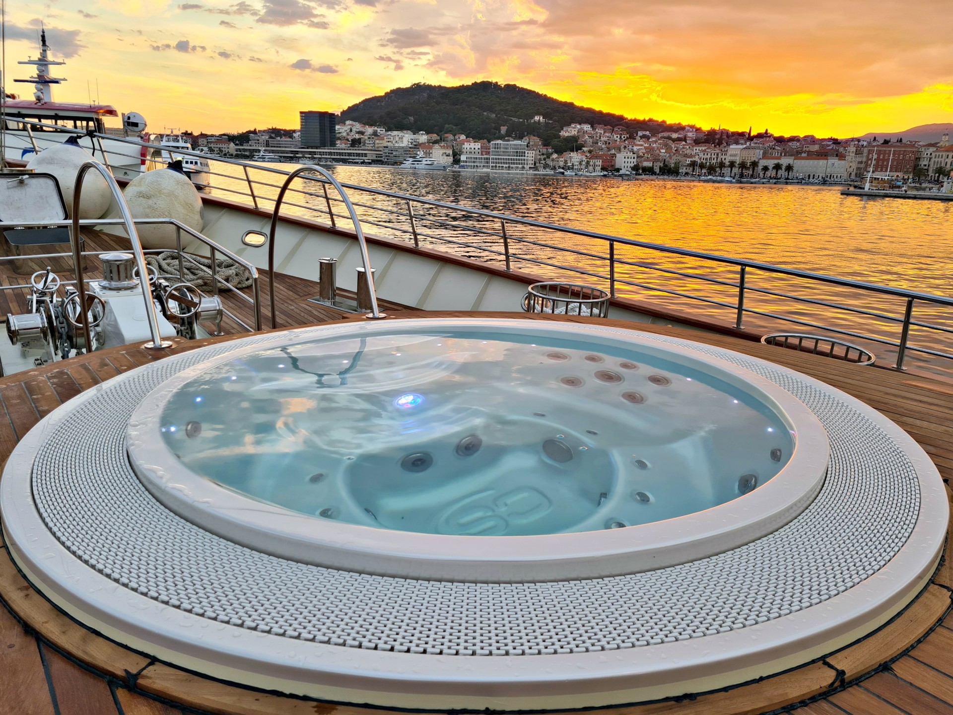 Jacuzzi na brodu Split sunset 2