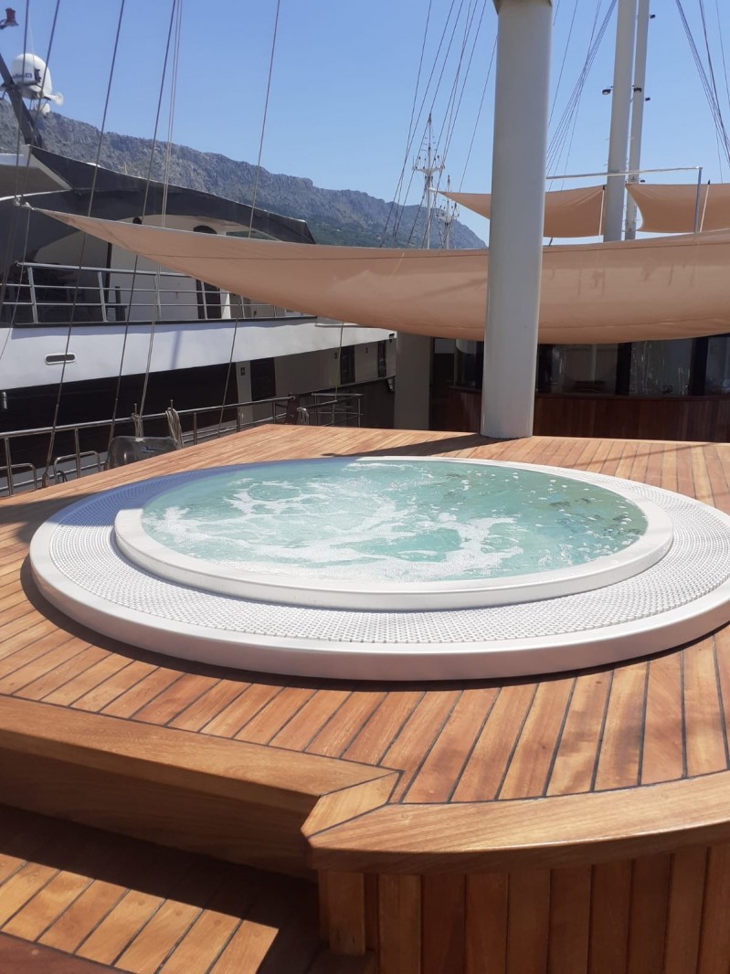 Okrugli jacuzzi po mjeri brod