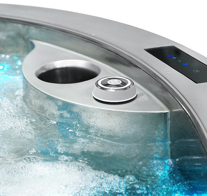 Inox jacuzzi Circle s vodom - detal