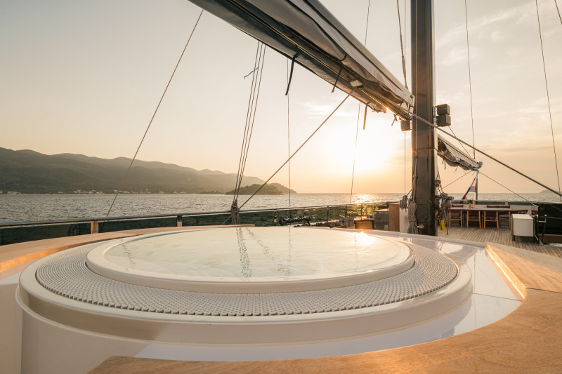 Preljevni bazen na brodu